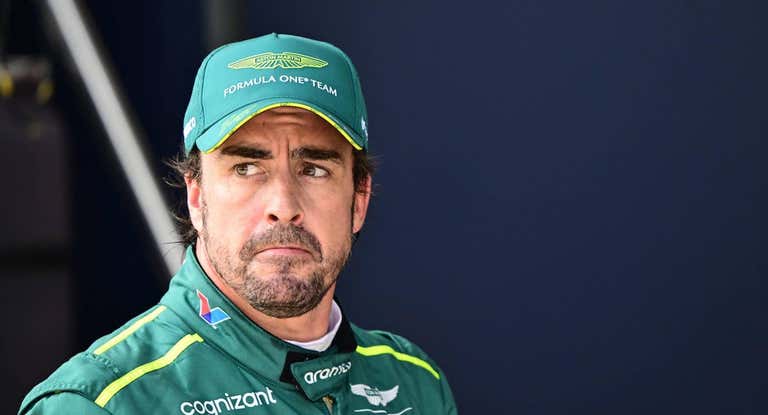 Fernando Alonso, antes de una carrera con Aston Martin.