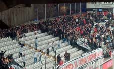 Vallecas no cesa en su lucha por los partidos entre semana y vacía su fondo 12 minutos: «Nunca me imaginé viendo al Rayo con traje»