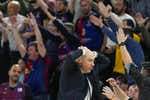 La foto de Nico Laprovittola y Jan Vesely junto al banquillo refleja la insostenible realidad del Barça: «Si nos pasan más cosas es difícil que sigamos compitiendo así»
