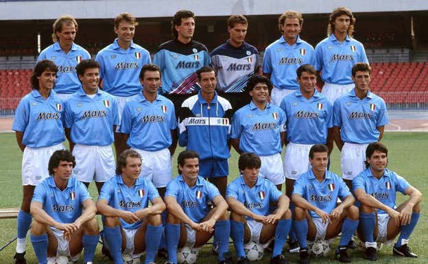 Venturin (sentado, el segundo por la derecha) posa con Maradona en la foto oficial del Nápoles de la 1990-91.  GETTY