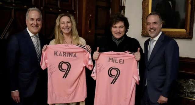 Fútbol, negocios y Messi: todo lo que esconde la camiseta rosa que recibió Milei