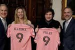 Fútbol, negocios y Messi: todo lo que esconde la camiseta rosa que recibió Milei