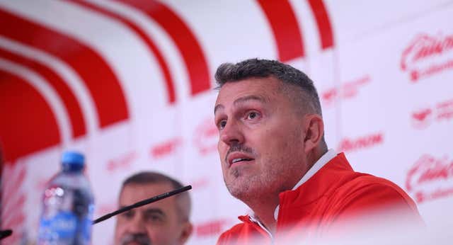 Un aficionado irrumpe en la rueda de prensa de Oscar García Junyent y pide su destitución: «Si tienen dignidad, renuncien todos»