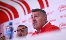 Un aficionado irrumpe en la rueda de prensa de Oscar García Junyent y pide su destitución: «Si tienen dignidad, renuncien todos»