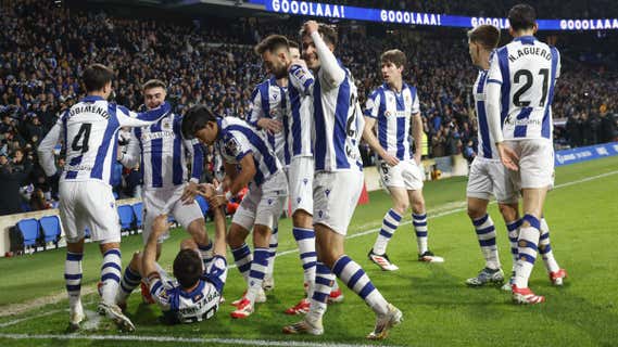 Los jugadores celebran el tanto de barrenetxea, que abrió el camino de la victoria frente a Osasuna. /EFE