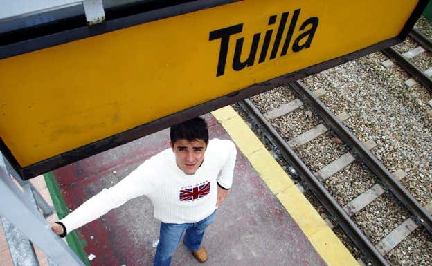 David Villa posa en su pueblo, Tuilla.  REUTERS