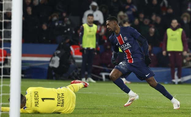 Dembélé anotando ante el Monaco. EFE.