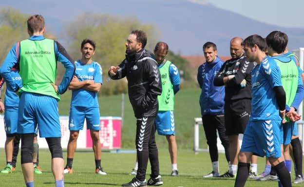 Bordalás, durante un entrenamiento con el Alavés.  Deportivo Alavés