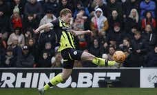 De Bruyne salva de un tercera a Guardiola