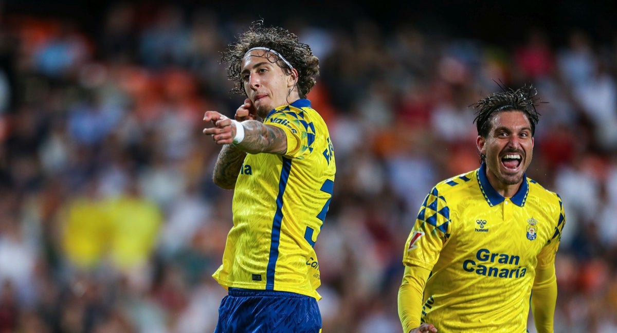 Fabio Silva celebra un gol con Las Palmas.