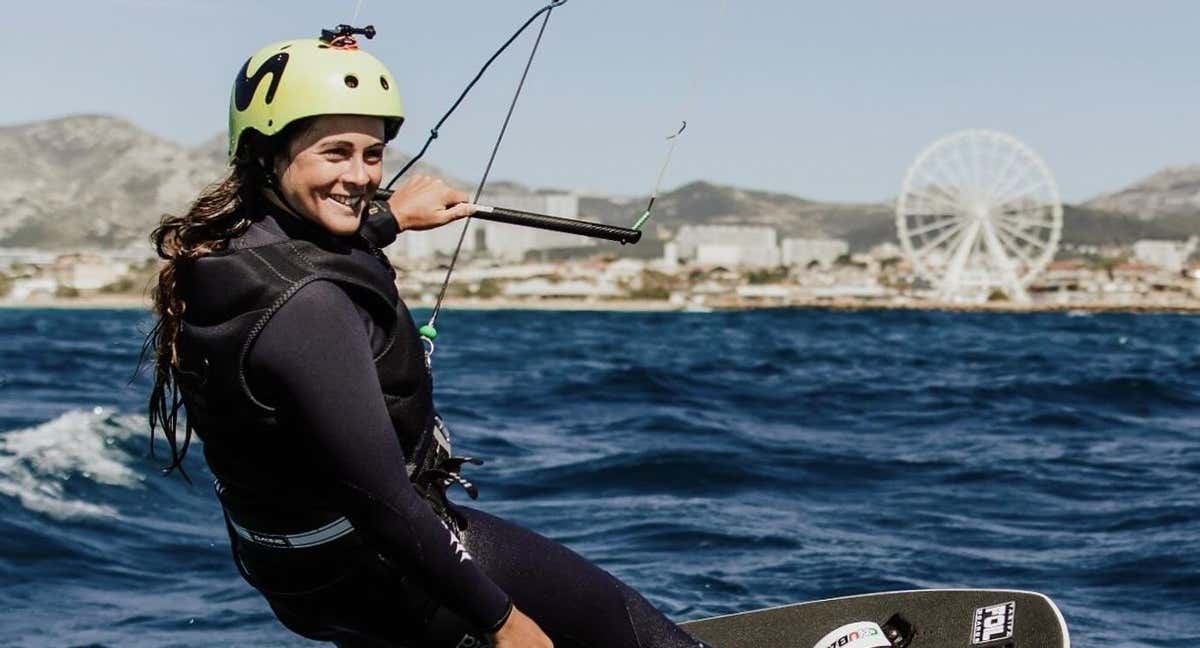 Gisela Pulido sonríe a bordo de su kite. /RFEV