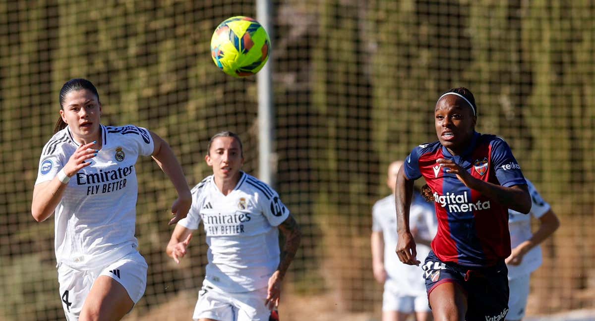 María Méndez e Ivonne Chacón corren a por un balón durante el partido. /Levante UD