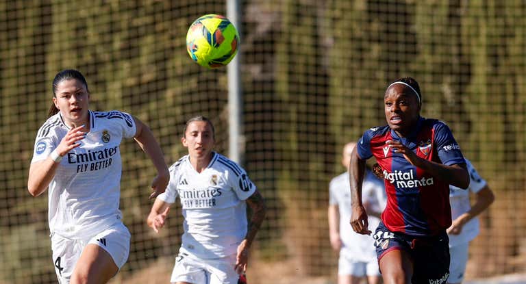 María Méndez e Ivonne Chacón corren a por un balón durante el partido.
