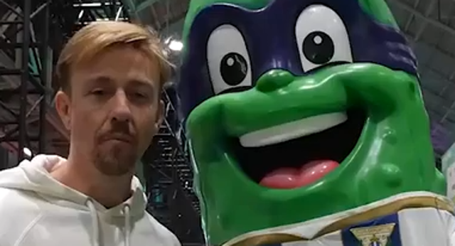Guti se enfrenta a ‘Superpepino’ para ver quién es mejor en fútbol americano.