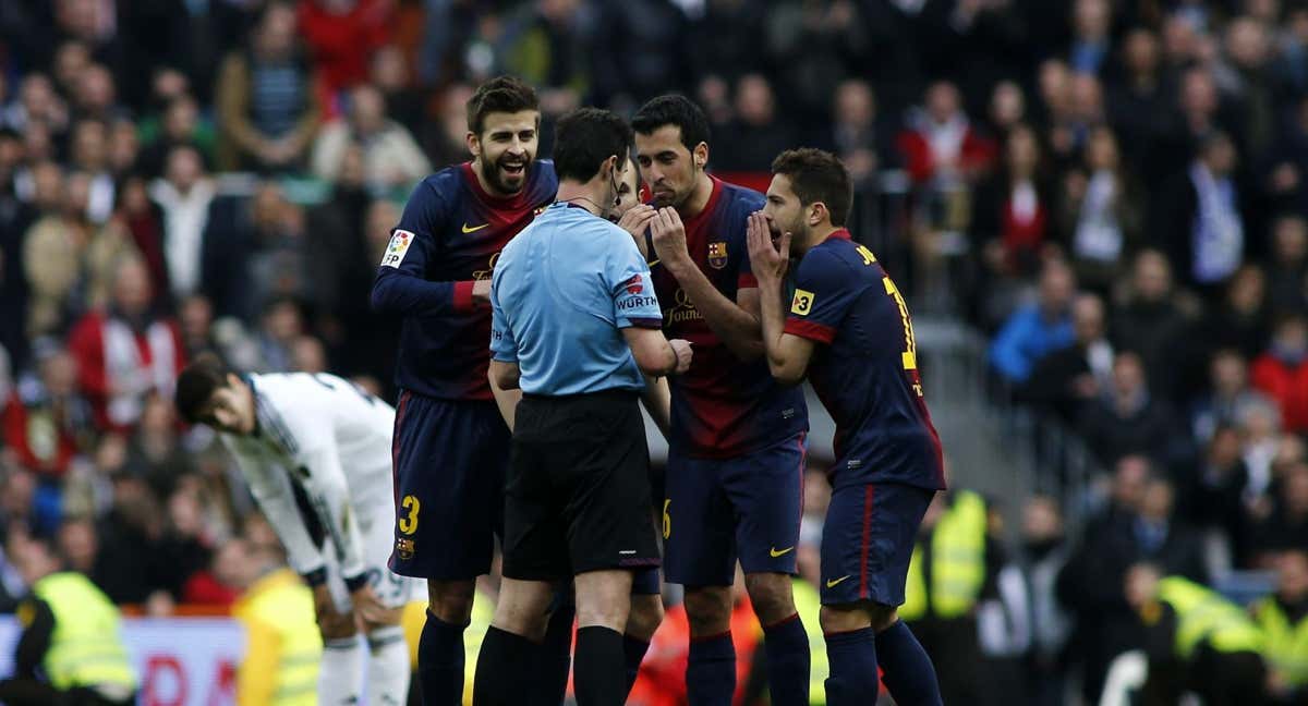 Piqué, Busquets y Jordi Alba protestan durante un partido ante el Real Madrid./Óscar del Pozo