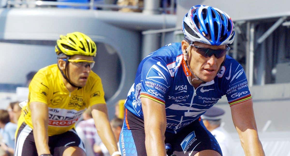 Igor González de Galdeano junto a Armstrong, en el Tour 2002./AP