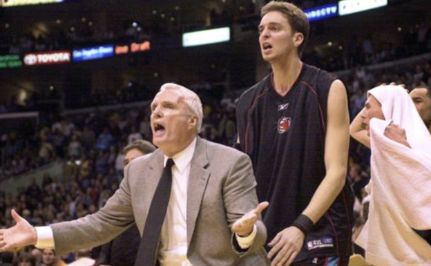 Hubie Brown y Pau Gasol durante un partido de los Grizzlies. ARCHIVO.