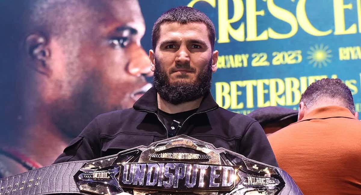 Artur Beterbiev, con todos sus cinturones.