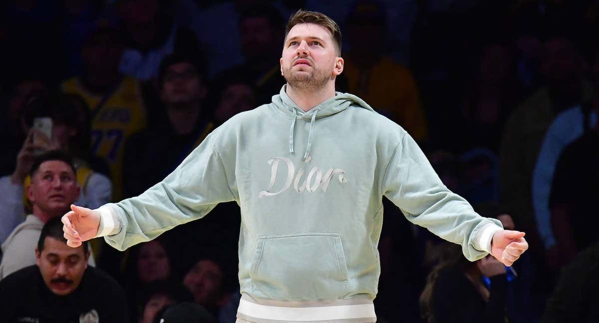 Luka Doncic, vestido de calle, en un partido de los Lakers./REUTERS