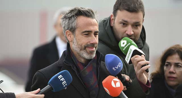 Jorge Vilda suelta la bomba al llegar y pide protección para salir hasta el Mercadona: «Agradezco los mensajes de apoyo de algunas jugadoras»
