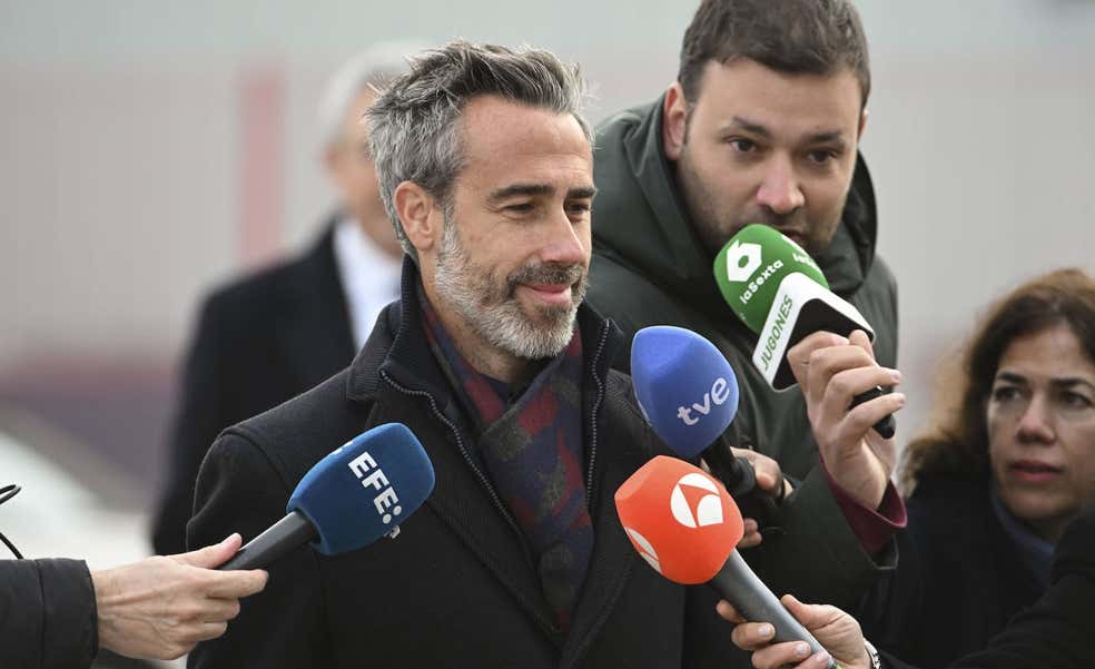 Jorge Vilda suelta la bomba al llegar y pide protección para salir hasta el Mercadona: «Agradezco los mensajes de apoyo de algunas jugadoras»