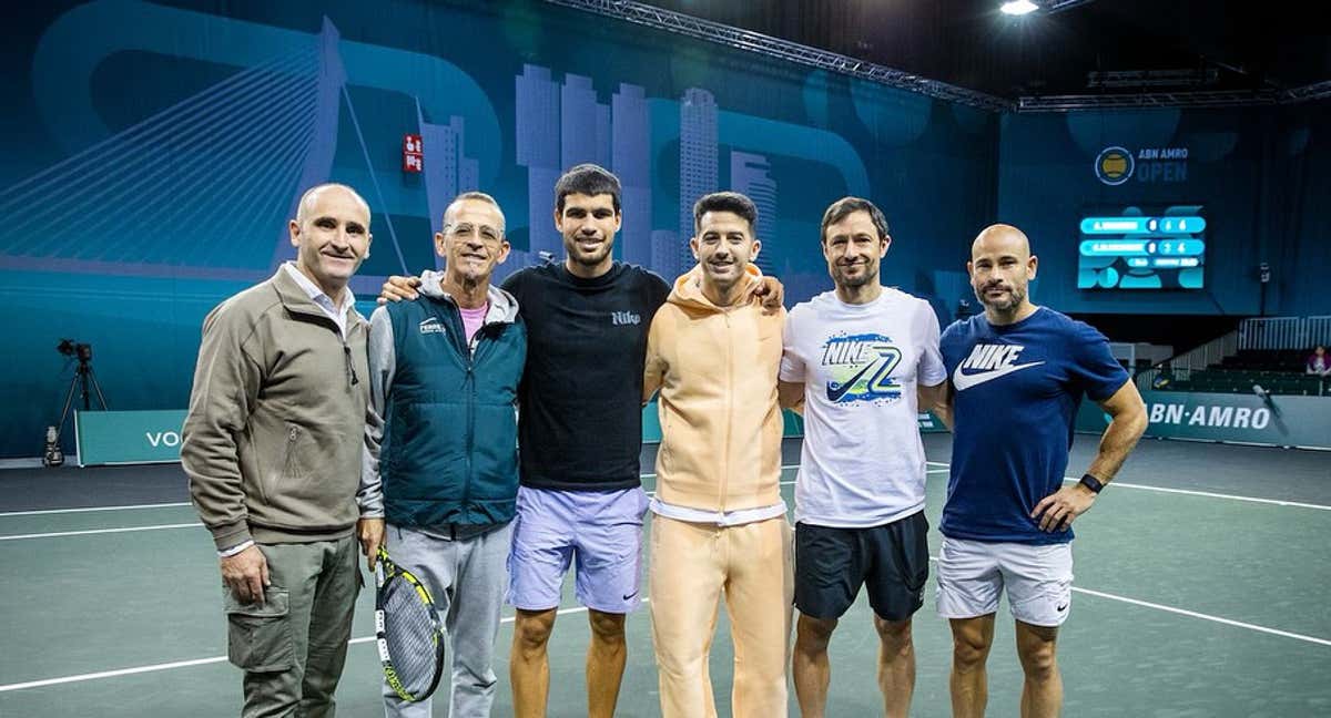 Carlos Alcaraz posa con el equipo que le ha acompañado esta última semana en el ATP 500 de Rotterdam. /Instagram/Juanjo Moreno