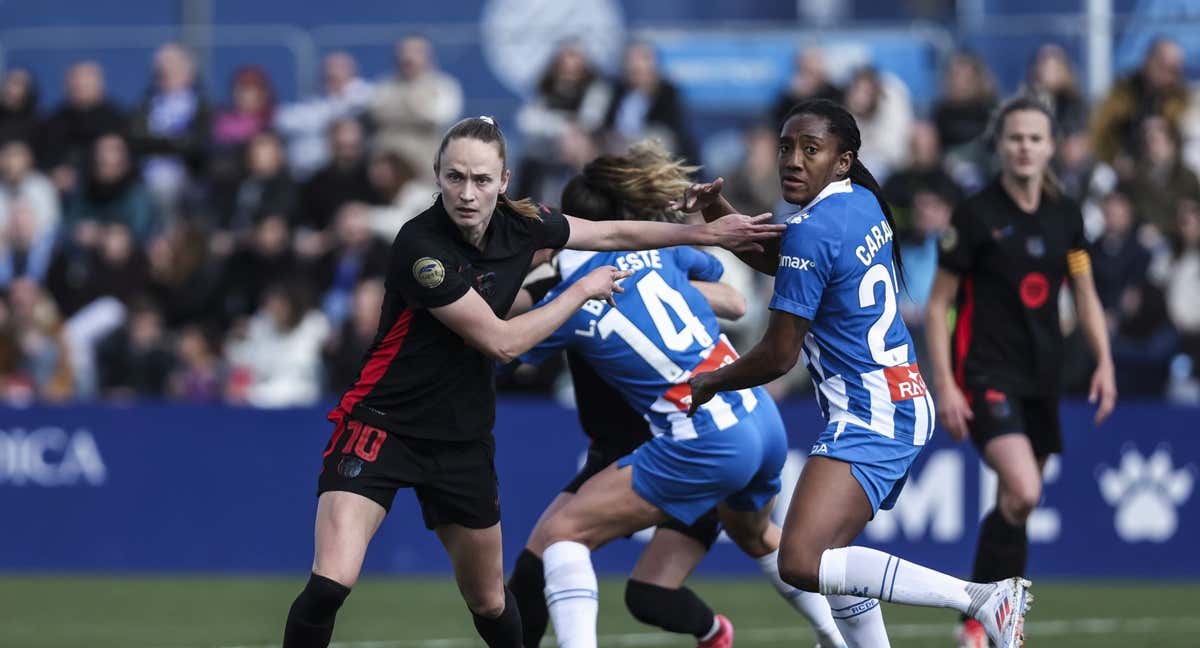 Daniela Caracas y Caroline Graham pelean por un balón en el derbi catalán./EP