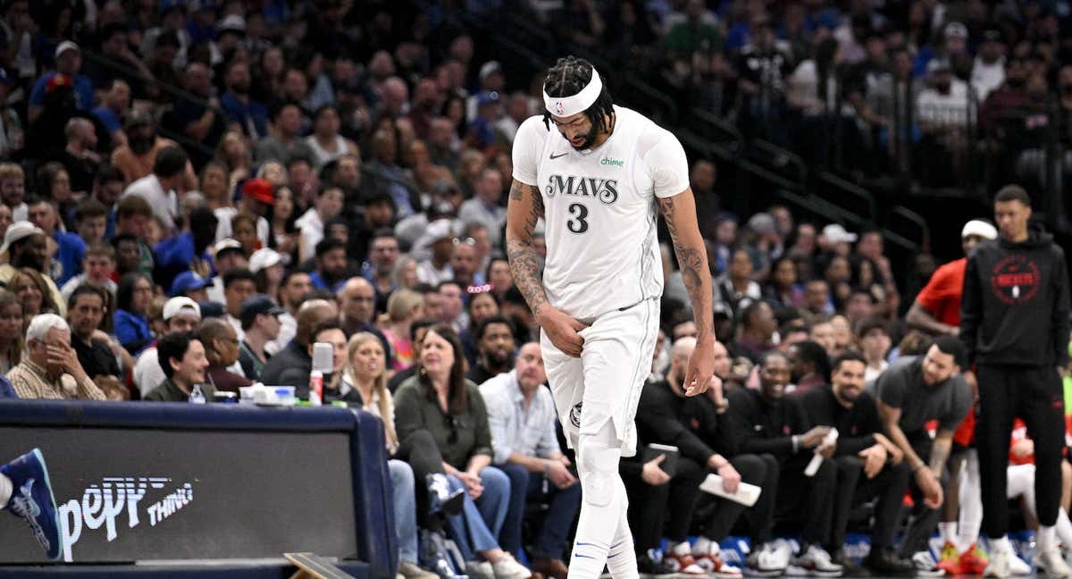 Anthony Davis, lesionado, en el único partido que ha jugado con Dallas./REUTERS