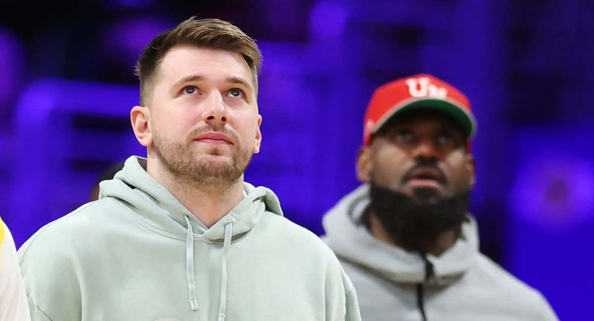 Luka Doncic junto a LeBron James en el último partido de los Lakers./AFP