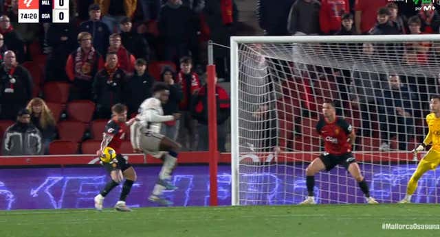 Cordero Vega desquicia a Osasuna con una mano no pitada de Maffeo y un penalti riguroso a Muriqi