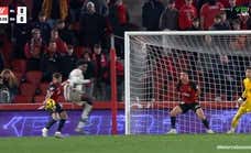 Cordero Vega desquicia a Osasuna con una mano no pitada de Maffeo y un penalti riguroso a Muriqi