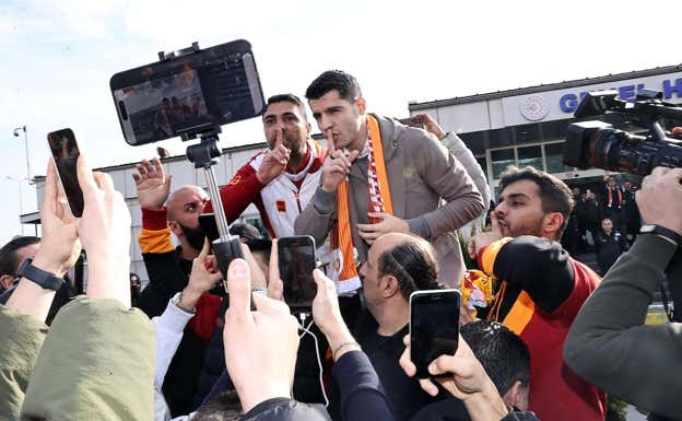 Morata, en su llegada a Turquía. REUTERS