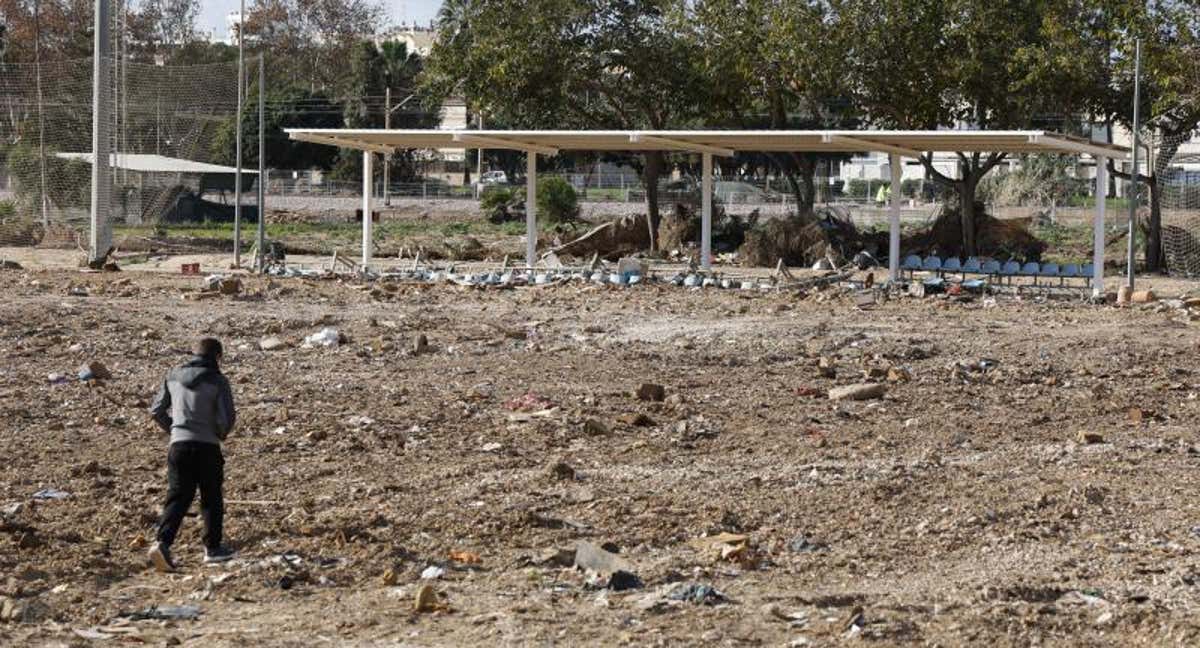 El campo de fútbol del Alfafar, uno de los más destrozados por la DANA y que el Villarreal CF medita restaurar. /Jesús Signes.