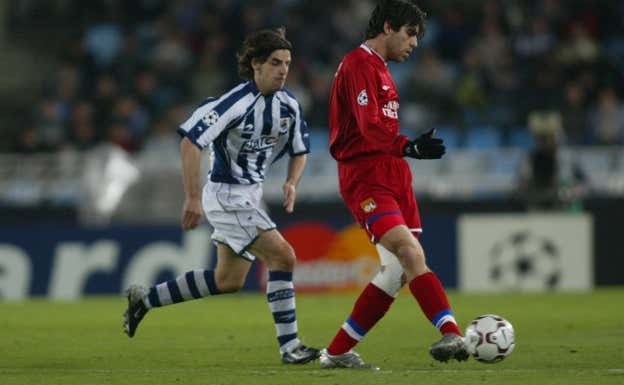Bittor Alkiza trata de encimar a Juninho Pernambucano, en la eliminatoria entre la Real y el Lyon.  DV