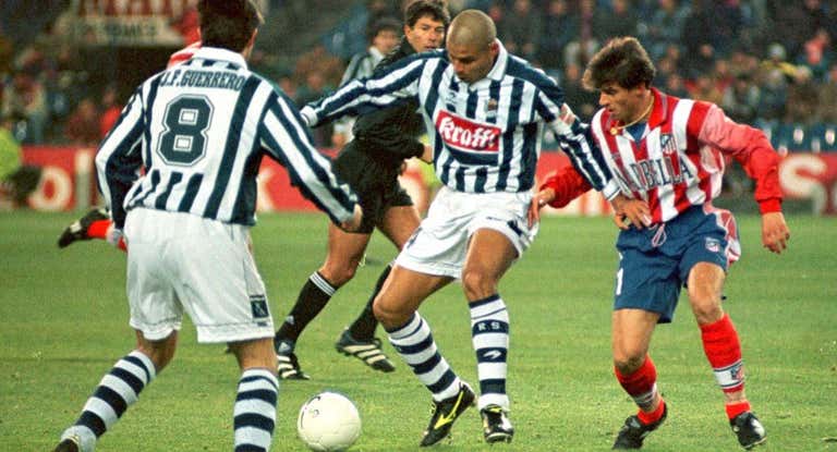 Gómez, con el brazalete de capitán, protege el balón en presencia de Lardín.