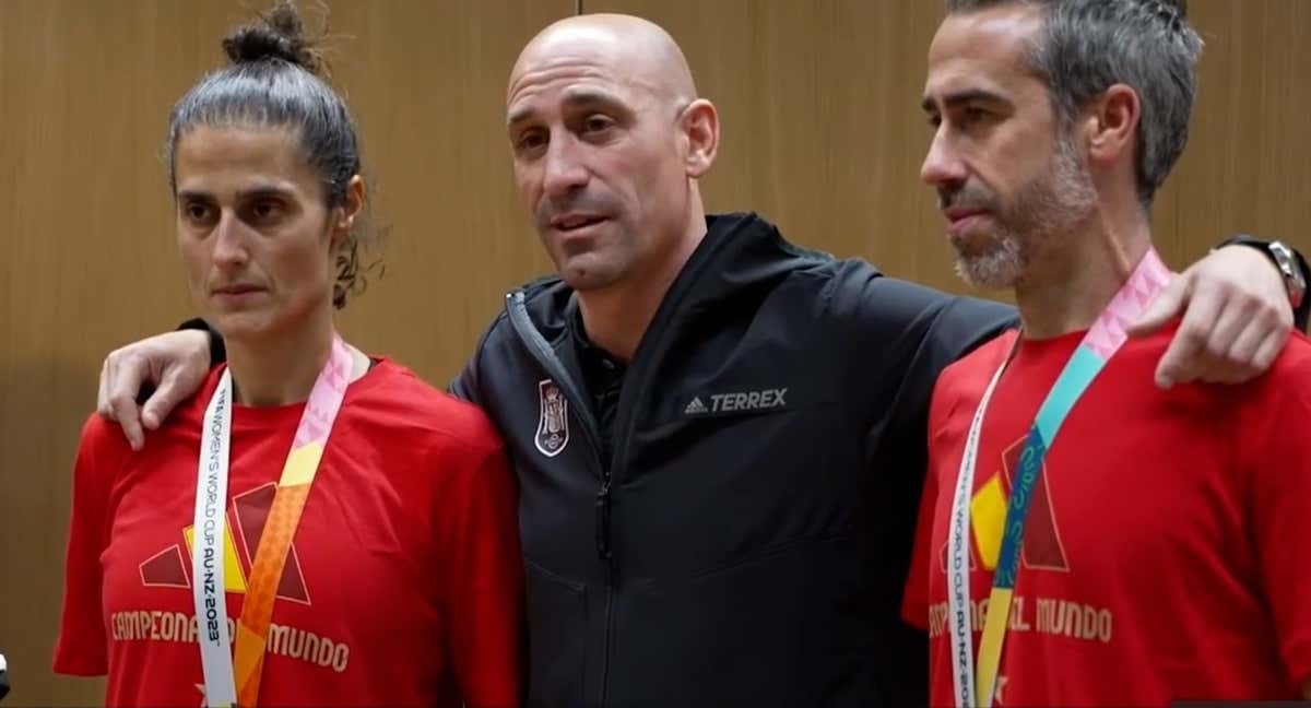 Luis Rubiales, acompañado de Montse Tomé y Jorge Vilda durante un discurso a las jugadoras en el aeropuerto de Sídney. /Audiencia Nacional | RFEF