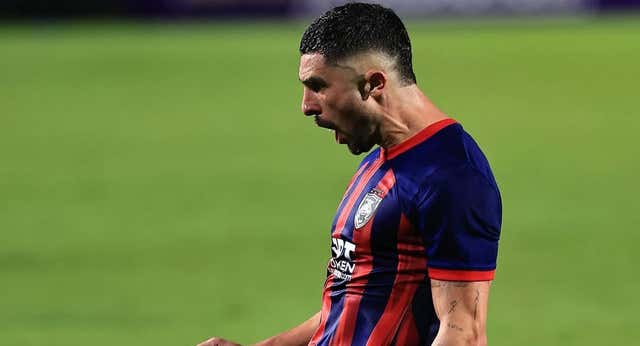 Debut loco de los españoles en Malasia: lesión de Roque Mesa, gran partido de Viera… ¡y doblete de Álvaro González!