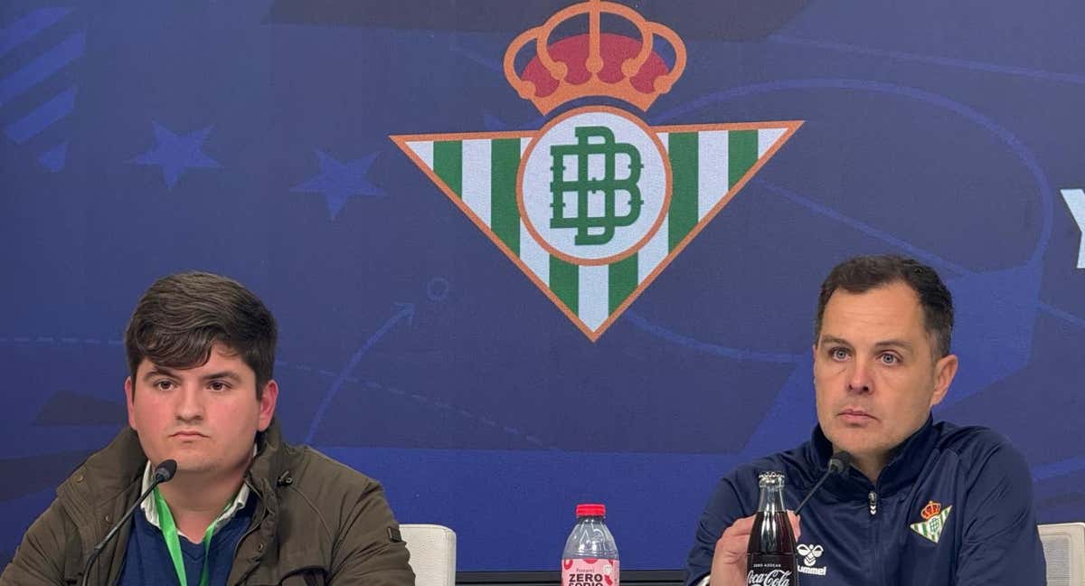 Dani Fragoso (derecha) junto al responsable de comunicación de la cantera del Betis./Relevo