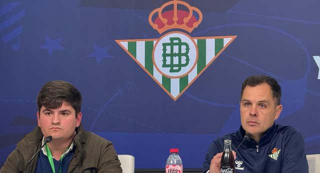 Rajada del entrenador del Betis tras la tangana contra el Bayern en la Youth League: «No merecen el escudo que llevan en el pecho»