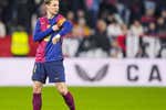 Frenkie De Jong mira hacia la portería para dibujar el sorpasso a Marc Casadó: «Flick aprovecha los buenos momentos de sus jugadores»