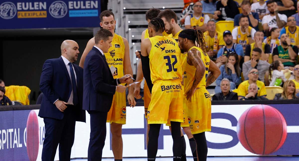 Jaka Lakovic, entrenador del Dreamland Gran Canaria, da instrucciones a sus jugadores./EFE