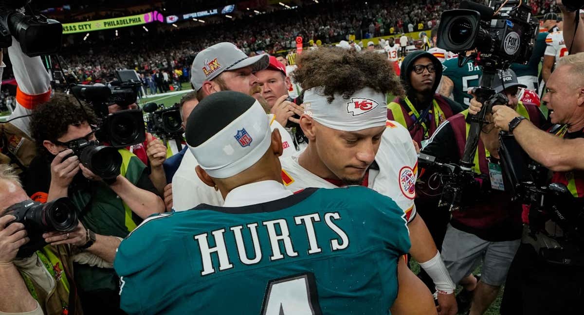 Jalen Hurts, quarterback de los Eagles, celebra el triunfo en la Super Bowl con Patrick Mahomes./Reuters