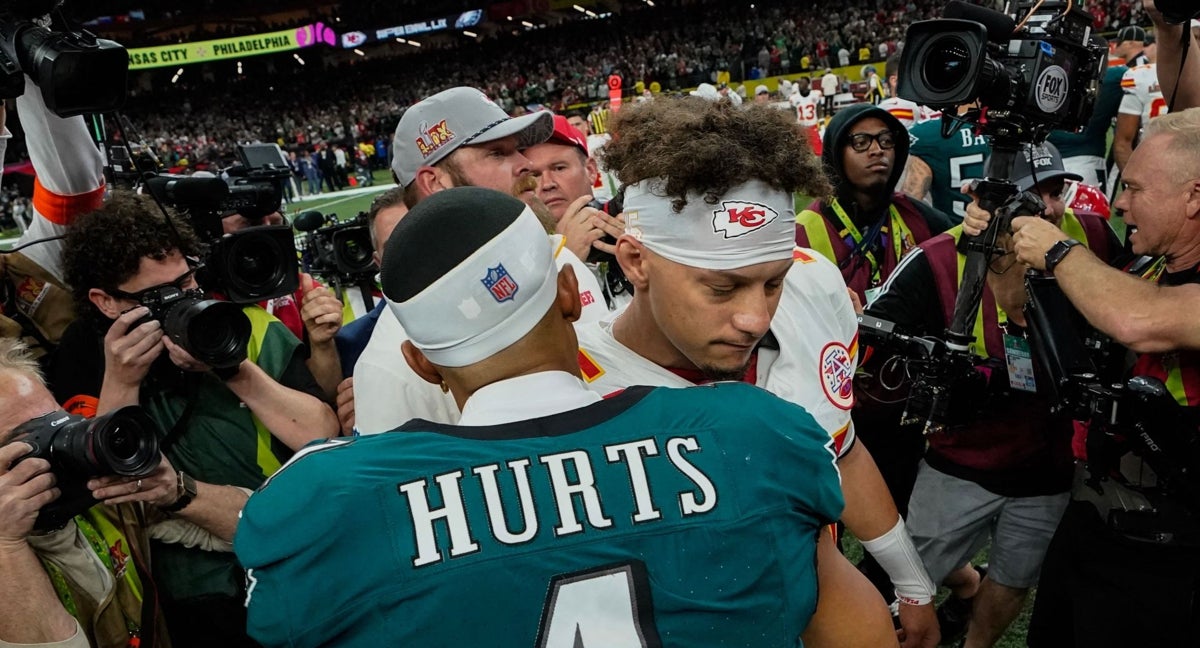 Jalen Hurts, quarterback de los Eagles, celebra el triunfo en la Super Bowl con Patrick Mahomes.