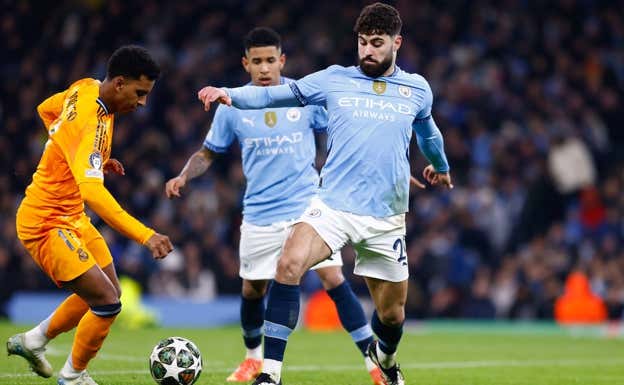 Gvardiol intenta robar un balón en el partido. EP