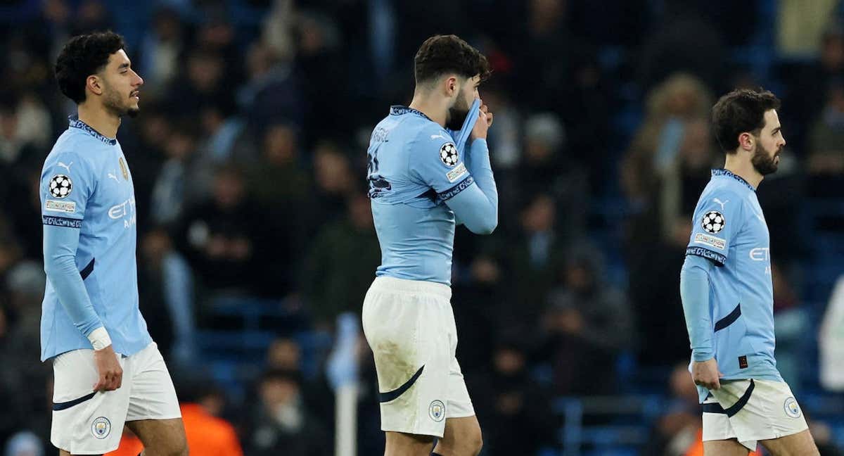 Los futbolistas del Manchester City lamentan la derrota./REUTERS