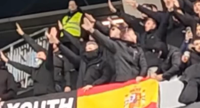 Durante el partido, un grupo de aficionados béticos cantaron el ‘Cara al sol’, pero el encargado de poner la música en Balaídos estuvo rápido y les respondió
