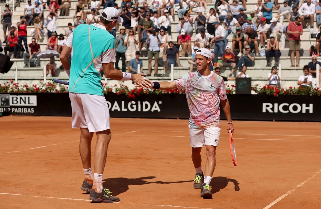 John Isner y Diego Schwartzman, durante un partido de dobles en Roma.  Alex Pantling/Getty Images