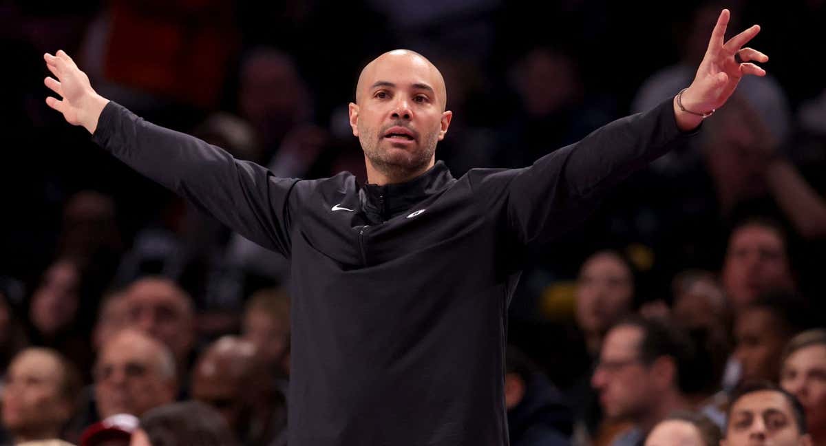 Jordi Fernández da instrucciones a sus jugadores ante los Hornets./Reuters