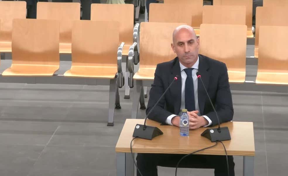 Luis Rubiales cambia su famoso ‘piquito’ por ‘besito’ y altera el tono de lo ocurrido con Jenni Hermoso: "Me comporté como un deportista, me equivoqué"