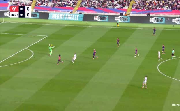 Szczesny controla un balón largo del Alavés con el pecho.
